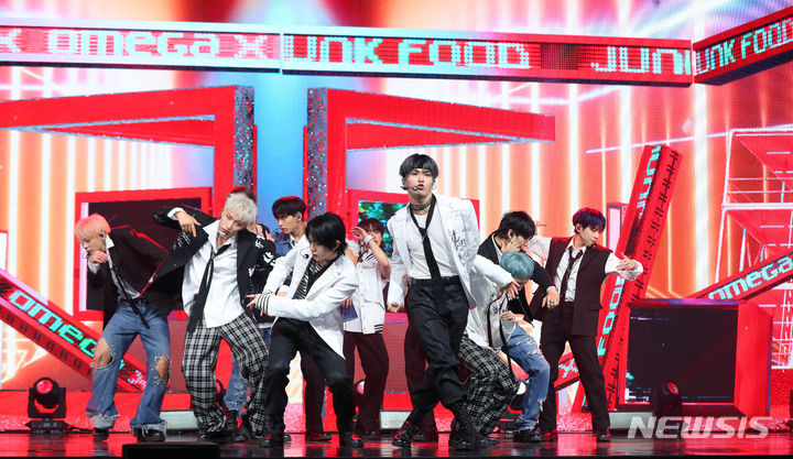 [서울=뉴시스] 김혜진 기자 = 그룹 오메가엑스가 7일 오후 서울 광진구 예스24라이브홀에서 열린 세 번째 미니앨범 'iykyk(if you know, you know)'(이프 유 노, 유 노) 발매 기념 쇼케이스에서 무대를 선보이고 있다. 타이틀 곡 'JUNK FOOD'(정크 푸드)는 불안정한 느낌의 신스와 베이스가 혼란스러운 분위기를 자아내는 트랩 장르의 힙합곡이다. 2023.11.07. jini@newsis.com
