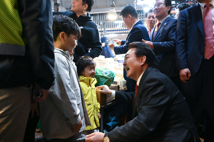 [대구=뉴시스] 윤석열 대통령이 7일 대구 북구 칠성종합시장을 방문해 어린이들과 대화하고 있다. (사진=대통령실 제공) 2023.11.07. photo@newsis.com *재판매 및 DB 금지