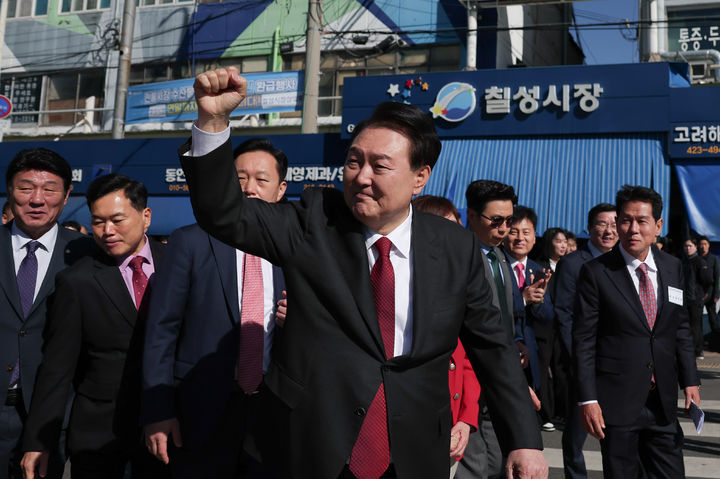 [대구=뉴시스] 윤석열 대통령이 7일 대구 북구 칠성종합시장을 방문해 주먹을 쥐어보이며 시민과 상인들에게 인사하고 있다. (사진=대통령실 제공) 2023.11.07. photo@newsis.com *재판매 및 DB 금지
