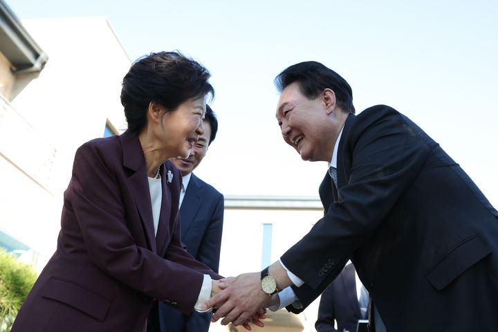 [대구=뉴시스] 윤석열 대통령이 7일 오후 대구 달성군 박근혜 전 대통령의 사저를 방문해 박 전 대통령과 인사하고 있다. (사진=대통령실 제공). 2023.11.07. photo@newsis.com *재판매 및 DB 금지