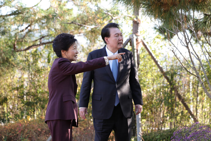 [대구=뉴시스] 윤석열 대통령이 7일 오후 대구 달성군 박근혜 전 대통령의 사저를 방문해 박 전 대통령과 산책하며 이야기를 나누고 있다. (사진=대통령실 제공). 2023.11.07. photo@newsis.com *재판매 및 DB 금지