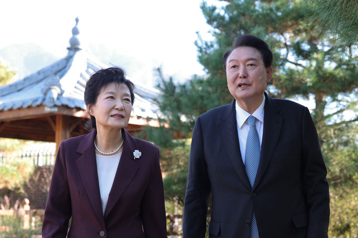 [대구=뉴시스] 윤석열 대통령이 7일 오후 대구 달성군 박근혜 전 대통령의 사저를 방문해 박 전 대통령과 산책하며 이야기를 나누고 있다. (사진=대통령실 제공). 2023.11.07. photo@newsis.com *재판매 및 DB 금지