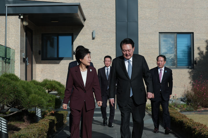 [대구=뉴시스] 윤석열 대통령이 7일 오후 대구 달성군 박근혜 전 대통령의 사저를 방문해 박 전 대통령과 산책하며 이야기를 나누고 있다. (사진=대통령실 제공). 2023.11.07. photo@newsis.com *재판매 및 DB 금지