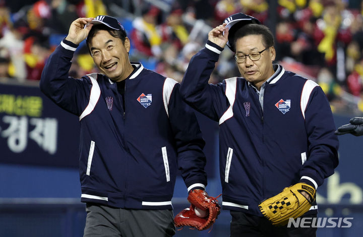 [서울=뉴시스] 홍효식 기자 = 7일 서울 송파구 잠실야구장에서 열린 2023 KBO 포스트시즌 한국시리즈 1차전 LG 트윈스와 KT 위즈 경기에 앞서 1994년 한국시리즈 우승 주역인 LG 트윈스 투수 김용수와 포수 김동수가 시구 및 시포를 마친 뒤 팬들에게 인사하고 있다. 2023.11.07. yesphoto@newsis.com