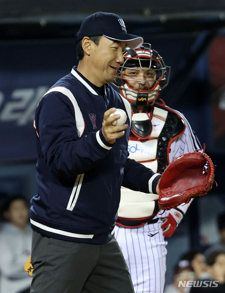 [서울=뉴시스] 홍효식 기자 = 7일 서울 송파구 잠실야구장에서 열린 2023 KBO 포스트시즌 한국시리즈 1차전 LG 트윈스와 KT 위즈 경기에 앞서 1994년 한국시리즈 우승 주역인 LG 트윈스 포수 김동수가 시포하고 있다. 2023.11.07. yesphoto@newsis.com