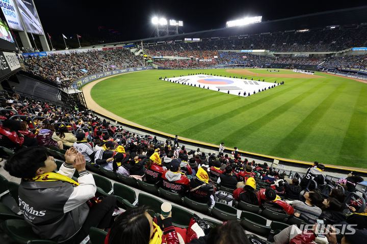 [서울=뉴시스] 황준선 기자 = 지난 7일 서울 송파구 잠실야구장에서 열린 2023 KBO 포스트시즌 한국시리즈 1차전 LG 트윈스와 KT 위즈 경기에 앞서 개막 행사가 진행되고 있는 모습. 2023.11.07. hwang@newsis.com