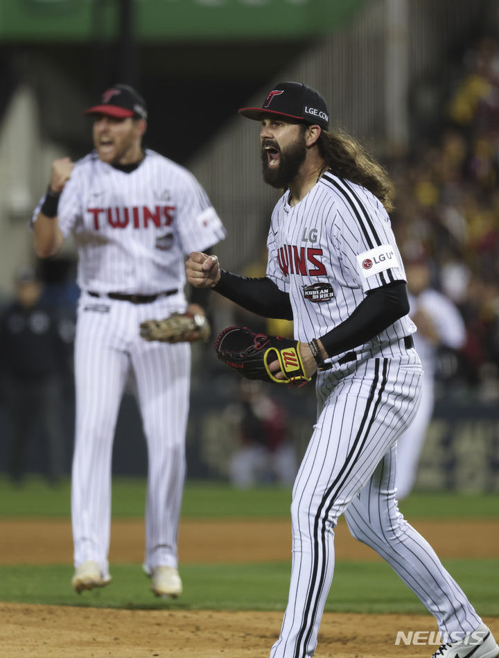 [서울=뉴시스] 김근수 기자 = 7일 서울 송파구 잠실야구장에서 열린 2023 KBO 포스트시즌 한국시리즈 1차전 LG 트윈스와 KT 위즈 경기, 2회초 무사 주자 1,2루 상황에서 내야 수비진들이 삼중살에 성공하자 LG 선발 켈리가 기뻐하고 있다. 2023.11.07. ks@newsis.com
