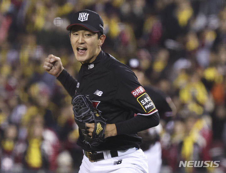 [서울=뉴시스] 김근수 기자 = 7일 서울 송파구 잠실야구장에서 열린 2023 KBO 포스트시즌 한국시리즈 1차전 LG 트윈스와 KT 위즈 경기, 4회말 KT 선발 고영표가 LG 박해민을 삼진으로 잡고 무실점 이닝 종료하자 포효하고 있다. 2023.11.07. ks@newsis.com
