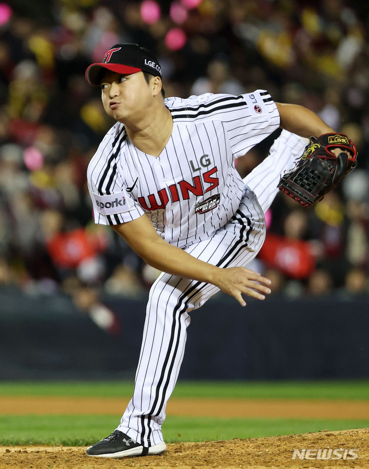 [서울=뉴시스] 홍효식 기자 = 7일 서울 송파구 잠실야구장에서 열린 2023 KBO 포스트시즌 한국시리즈 1차전 LG 트윈스와 KT 위즈 경기, 9회초 LG 마무리 투수 고우석이 역투하고 있다. 2023.11.07. yesphoto@newsis.com