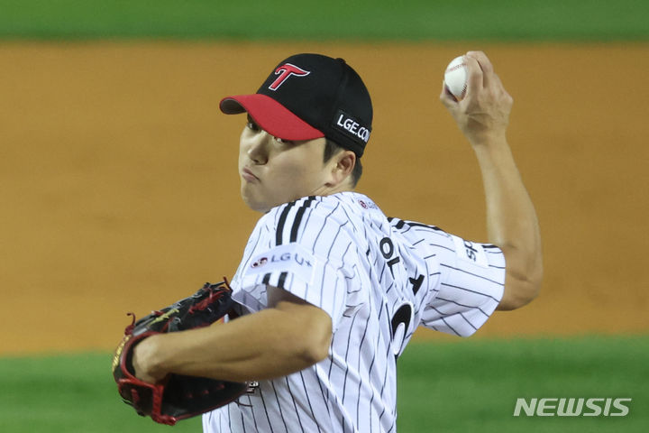 [서울=뉴시스] 권창회 기자 = 7일 서울 송파구 잠실야구장에서 열린 2023 KBO 포스트시즌 한국시리즈 1차전 LG 트윈스와 KT 위즈 경기, 9회 초 LG 고우석이 역투하고 있다. 2023.11.07. kch0523@newsis.com