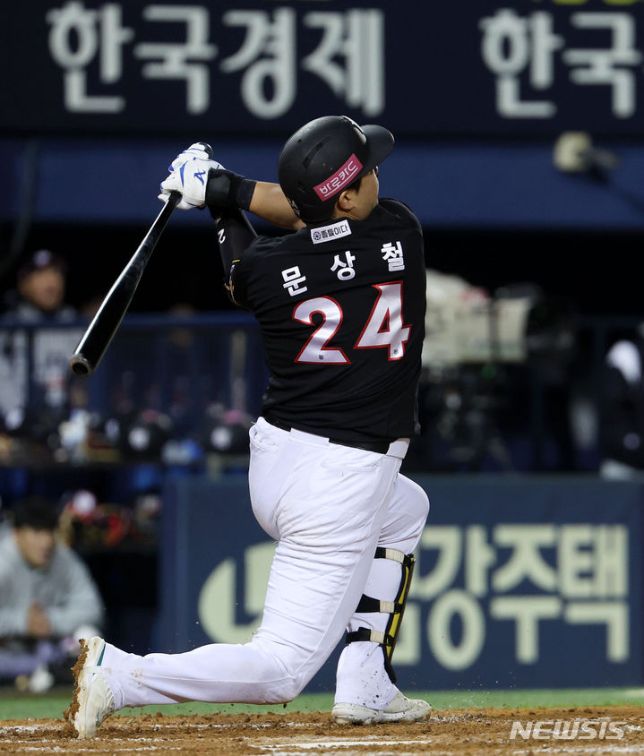 [서울=뉴시스] 홍효식 기자 = 7일 서울 송파구 잠실야구장에서 열린 2023 KBO 포스트시즌 한국시리즈 1차전 LG 트윈스와 KT 위즈 경기, 9회초 2사 1루 상황에서 KT 문상철이 1타점 적시타를 치고 있다. 2023.11.07. yesphoto@newsis.com