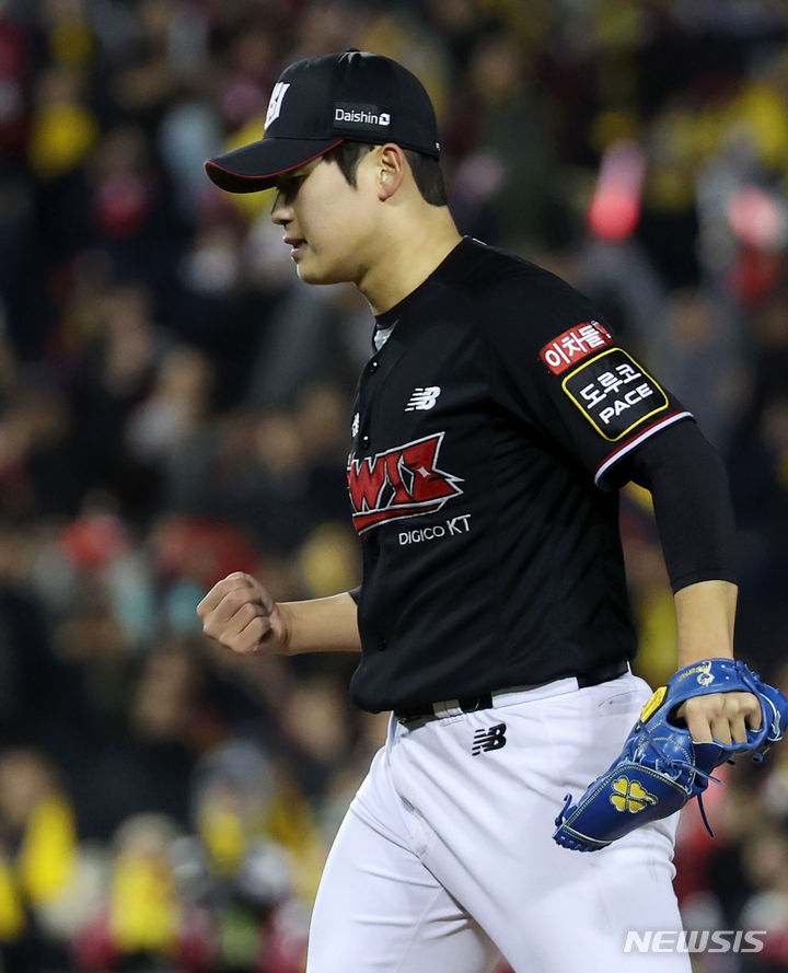[서울=뉴시스] 홍효식 기자 = 7일 서울 송파구 잠실야구장에서 열린 2023 KBO 포스트시즌 한국시리즈 1차전 LG 트윈스와 KT 위즈 경기, LG 투수 박영현이 3대2로 승리하자 주먹을 불끈 쥐고 있다. 2023.11.07. yesphoto@newsis.com