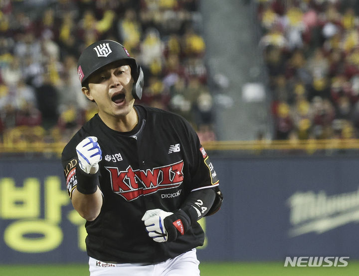 [서울=뉴시스] 김근수 기자 = 7일 서울 송파구 잠실야구장에서 열린 2023 KBO 포스트시즌 한국시리즈 1차전 LG 트윈스와 KT 위즈 경기, 9회초 1사 주자 1루 상황에서 1타점 적시타를 친 KT 문상철이 포효하고 있다. 2023.11.07. ks@newsis.com