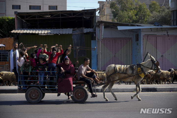[알부레이=AP/뉴시스] 7일(현지시각) 가자지구 알부레이에서 팔레스타인 주민들이 살라 알딘 도로를 따라 남부로 대피하고 있다. 2023.11.08.