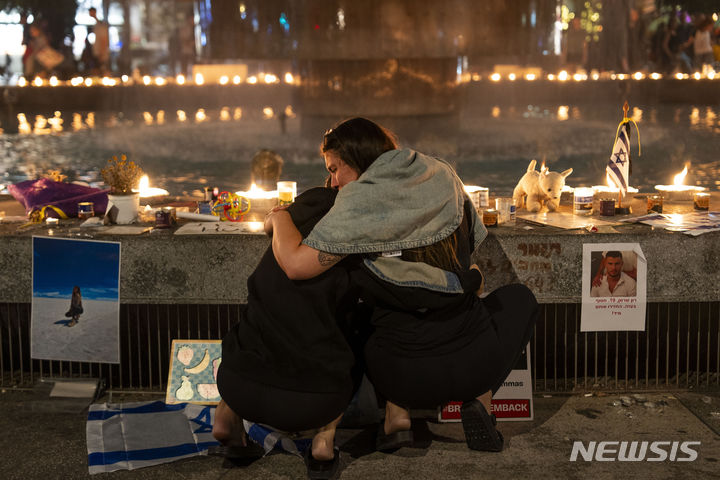[텔아비브=AP/뉴시스] 7일(현지시각) 이스라엘 텔아비브에서 시민들이 하마스의 기습 공격 한 달을 맞아 희생자를 추모하고 피랍자의 귀환을 기원하며 촛불을 밝히고 있다. 지난달 7일 팔레스타인 무장 정파 하마스가 이스라엘 국경을 넘어 접경지역 키부츠 등에 거주하던 민간인 1400여명을 살해하고 240여 명을 납치해 이스라엘의 대대적인 보복이 이어졌다. 2023.11.08.
