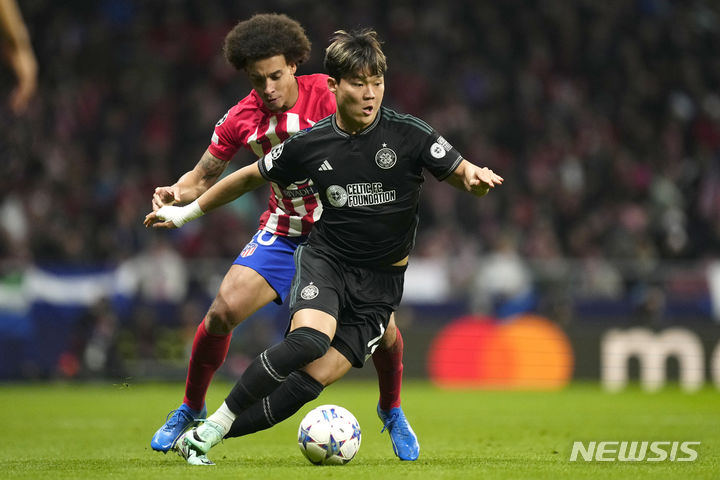 [마드리드=AP/뉴시스] 셀틱(스코틀랜드)의 오현규가 7일(현지시각) 스페인 마드리드의 시비타스 메트로폴리타노에서 열린 2023-24시즌 유럽축구연맹(UEFA) 챔피언스리그 조별리그 E조 4차전 아틀레티코 마드리드(스페인)와 경기 중 공을 몰고 있다. 후반 교체 출전한 오현규는 팀의 0-6 대패를 막지 못했고 셀틱은 1승3패(승점 1)로 최하위를 기록하고 있다. 2023.11.08.