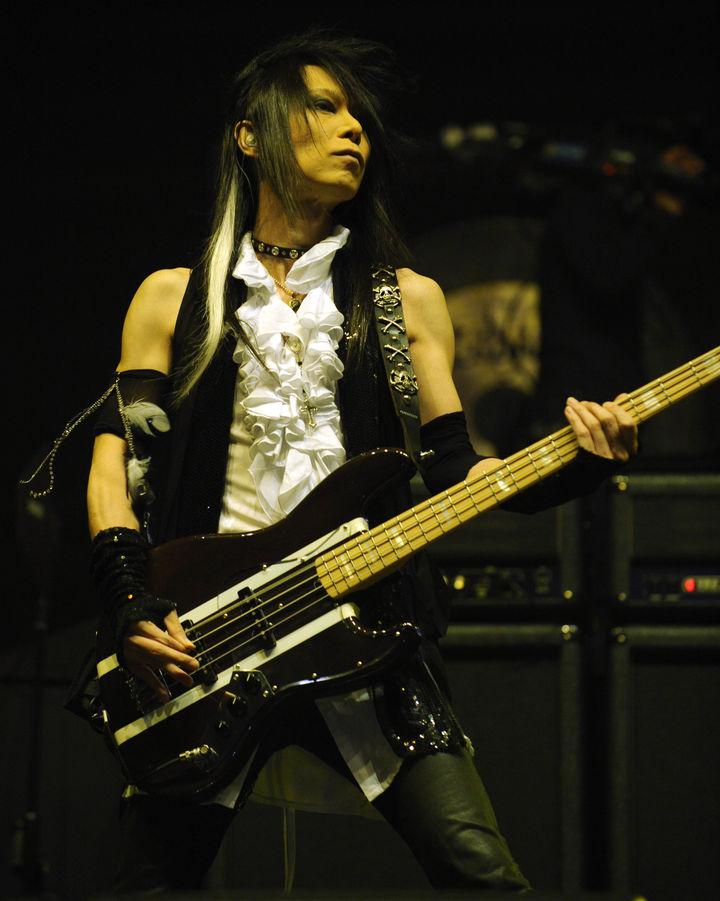 [서울=뉴시스] 일본의 전설적인 록밴드 '엑스재팬'이 2011년 10월26일 오후 서울 송파구 올림픽공원 체조경기장(현 케이스포돔)에서 첫 내한공연을 열었던 당시 베이시스트 히스 모습. (사진 = 뉴시스 DB) 2023.11.08. photo@newsis.com *재판매 및 DB 금지