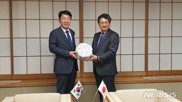 [전주=뉴시스] 우범기 전주시장이 최근 일본 가나자와시를 방문해 무라야마 다카시 시장과 두 도시의 상징을 담은 선물을 교환하고 기념촬영을 하고 있다. (사진=전주시 제공) 2024.01.05. photo@newsis.com