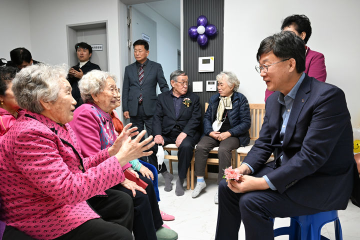 이민근 안산시장이 귀향민경로당 개소식에서 노인들과 대화하고 있다.  *재판매 및 DB 금지