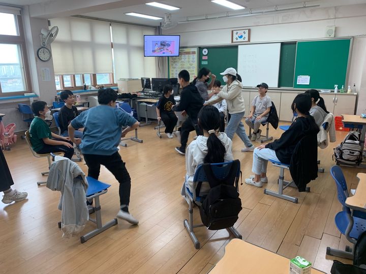 원곡초등학교 교실에서 '이상한 나라의 세계' 연극배우가 환경교육을 하고 있다. 안산시 제공 *재판매 및 DB 금지