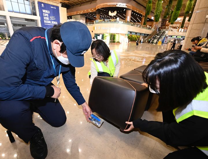 [서울=뉴시스] 한국공항공사는 김포국제공항 터미널 내 유아휴게실과 여객쉼터에 빈대 전용 모니터링 키트(트랩)를 설치했다고 10일 밝혔다. 사진은 관계자들이 김포국제공항 출발장에 키트를 설치하는 모습. 2023.11.10. (사진=인천공항공사 제공) photo@newsis.com *재판매 및 DB 금지