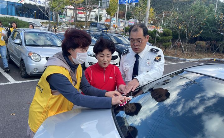 [서울=뉴시스]창녕군 자원봉사 회원들이 고령운전자 안전운행 캠페인을 하고 있다.(사진=창녕군 제공)2024.03.02 photo@newsis.com *재판매 및 DB 금지