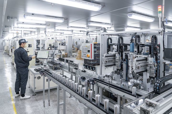 LS머트리얼즈가 산업용 특수배터리 울트라커패시터(UC)를 일본 무인운반로봇(AGV) 제조업체에 공급한다고 8일 밝혔다.&nbsp; LS머트리얼즈 직원이 울트라커패시터(UC)를 생산하고 있다. (사진=LS머트리얼즈 제공) photo@newsis.com *재판매 및 DB 금지