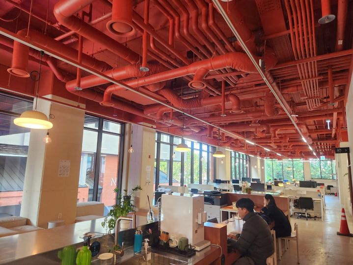 [서울=뉴시스]고가혜 기자=로컬스티치의 크리에이터타운 서교 코워킹 스페이스 모습. 2023.11.08 *재판매 및 DB 금지