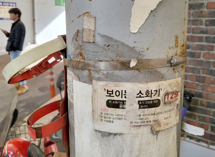 [광주=뉴시스] 광주 북부소방서는 지난 6일 오후 북구 우산동 말바우시장 내 주택 2층에서 난 불을 상인들이 곳곳에 비치된 공용 소화기를 이용해 초기진화했다고 8일 밝혔다. 시장 내 주택 화재 초기 진화에 쓰였던 '보이는 소화기' 거치대. (사진=광주 북부소방 제공) 2023.11.08. photo@newsis.com *재판매 및 DB 금지