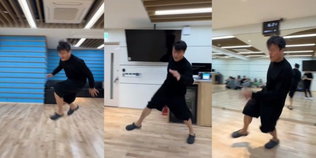 [서울=뉴시스] 슬릭백 챌린지에 동참한 가수 겸 프로듀서 박진영의 모습. (사진=유튜브 채널 'J.Y.Park' 캡처) 2023.11.08. photo@newsis.com *재판매 및 DB 금지 *재판매 및 DB 금지