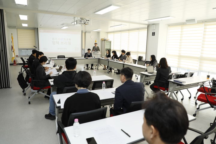 [안산=뉴시스] 8일 경기 안산교육지원청에서 열린 언론브리핑에서 조영민 경기도교육청 융합교육정책과장이 다문화가정 학생들에 대한 교육정책을 발표하고 있다. (사진=경기도교육청 제공) 2023.11.08. photo@newsis.com *재판매 및 DB 금지