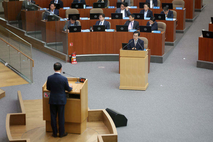 8일 오전 경기도의회 본회의장에서 열린 제372회 정례회 제2차 본회의에서 김동연 경기도지사가 일문일답을 하고 있다. (사진=경기도 제공) *재판매 및 DB 금지