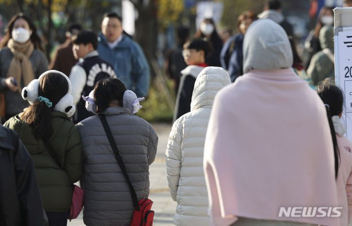 [서울=뉴시스] 김근수 기자 = 겨울의 시작을 알리는 입동인 8일 오전 서울 종로구 세종대로에서 현장학습을 나온 어린이들이 귀마개를 한 채 지나가고 있다. 2023.11.08. ks@newsis.com