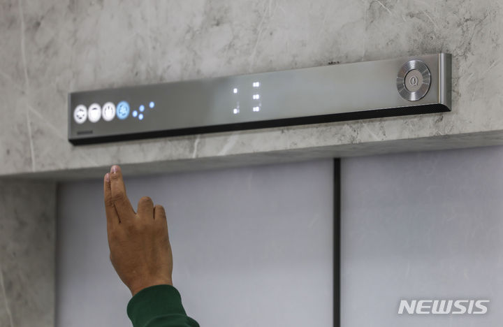 [서울=뉴시스]엘리베이터에 목줄이 낀 상태로 엘리베이터가 상승해 1층 천장에 매달리게 된 반려견을 구하려던 70대 여성이 엘리베이터 문을 강제로 열었다가 지하 바닥으로 추락해 숨졌다.