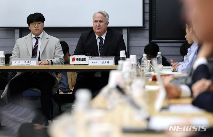 [대구=뉴시스] 이무열 기자 = 인요한 국민의힘 혁신위원장이 8일 대구 북구 경북대학교 글로벌플라자에서 열린 경북대학교 재학생 간담회에서 인사말을 하고 있다. 2023.11.08. lmy@newsis.com