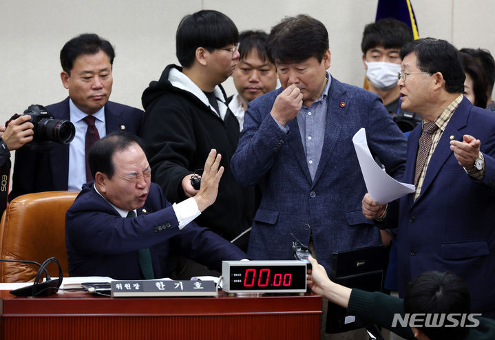 [서울=뉴시스] 추상철 기자 = 한기호 국회 국방위원장이 8일 오전 서울 여의도 국회에서 열린 국방위원회 전체회의에서 회의 개의를 놓고 항의하는 더불어민주당 의원과 언쟁중 손사래를 치고 있다. 2023.11.08. scchoo@newsis.com