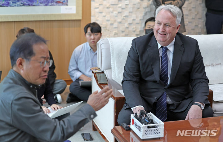 인요한 국민의힘 혁신위원장, 홍준표 대구시장 예방.  [대구=뉴시스] 이무열 기자 = 인요한 국민의힘 혁신위원장이 8일 대구시청 산격청사를 찾아 홍준표 대구시장과 면담하고 있다. 2023.11.08. lmy@newsis.com