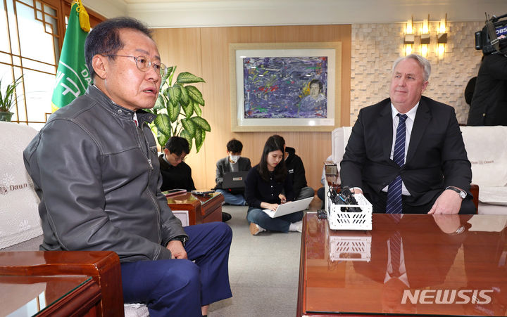 [대구=뉴시스] 이무열 기자 = 인요한 국민의힘 혁신위원장이 지난달 8일 대구시청 산격청사를 찾아 홍준표 대구시장과 면담하고 있다. 2023.11.08. lmy@newsis.com