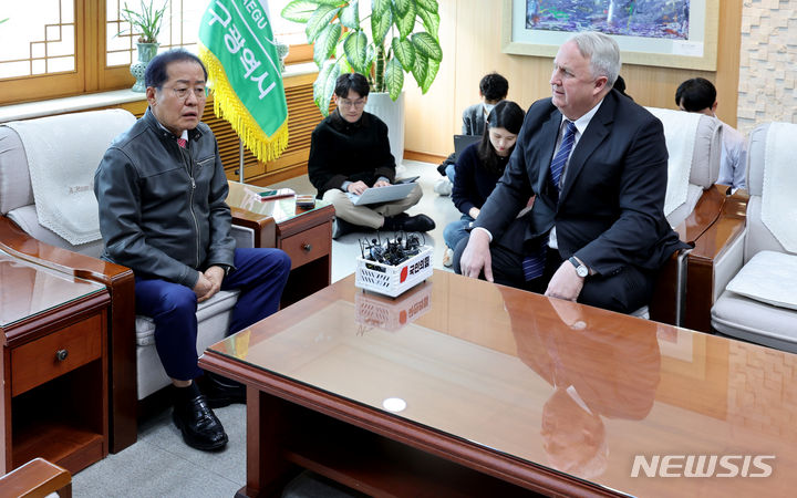 [대구=뉴시스] 이무열 기자 = 인요한 국민의힘 혁신위원장이 8일 대구시청 산격청사를 찾아 홍준표 대구시장과 면담하고 있다. 2023.11.08. lmy@newsis.com