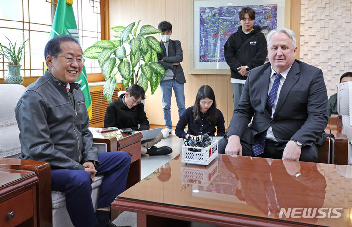 [대구=뉴시스] 이무열 기자 = 인요한 국민의힘 혁신위원장이 8일 대구시청 산격청사를 찾아 홍준표 대구시장과 면담하고 있다. 2023.11.08. lmy@newsis.com