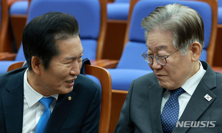 [서울=뉴시스] 고범준 기자 = 이재명 더불어민주당 대표와 정청래 최고위원이 8일 오후 서울 여의도 국회에서 열린 의원총회에서 대화를 나누고 있다. 2023.11.08. bjko@newsis.com