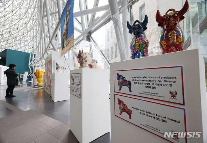 [서울=뉴시스] 김진아 기자 = 8일 서울 중구 서울시청에서 '페루 고산지대의 홍보대사, 푸카라 황소' 전시가 열리고 있다. 주한 페루 대사관은 한국과 페루의 수교 60주년을 기념해 행운과 보호를 상징하는 예술품인 '푸카라 황소'를 오는 24일까지 선보인다. 2023.11.08. bluesoda@newsis.com