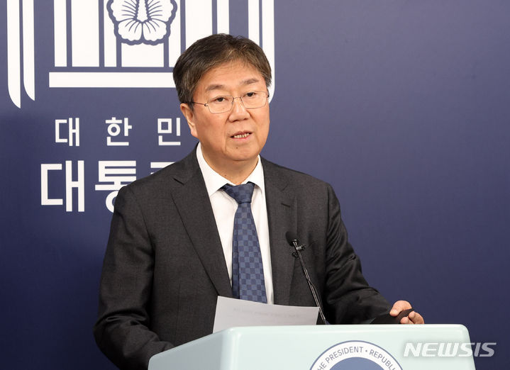 [서울=뉴시스] 조수정 기자 = 김대기 대통령 비서실장이 8일 서울 용산 대통령실 청사에서 윤석열 대통령이 대법원장 후보자에 조희대 전 대법관을 지명했다고 밝히고 있다. 2023.11.08. chocrystal@newsis.com