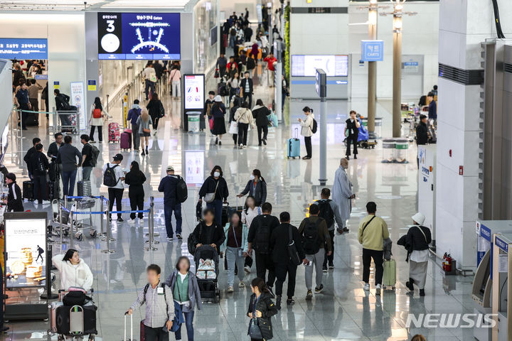 [인천공항=뉴시스] 정병혁 기자 = 지난달 해외 단체여행 비용의 증가 폭이 13년여 만에 가장 큰 것으로 나타났다. 물가 상승으로 인해 숙박비가 올랐고 유류할증료 상승과 여행 수요 증가로 항공권 부담이 커졌다. 통계청 국가통계포털에 따르면 지난달 해외단체여행비 소비자물가지수는 118.49로 지난해 같은 달보다 15.9% 올랐다. 이는 2010년 9월 이후 13년 1개월 만에 최고다. 8일 인천국제공항 제1터미널 면세구역에서 여행객들이 이동하고 있다.  2023.11.08. jhope@newsis.com