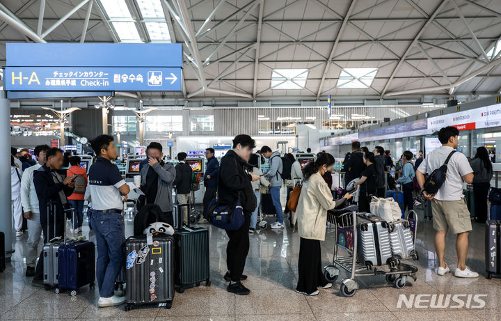 [인천공항=뉴시스] 정병혁 기자 = 지난달 해외 단체여행 비용의 증가 폭이 13년여 만에 가장 큰 것으로 나타났다. 2023.11.08. jhope@newsis.com
