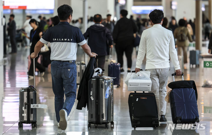 [인천공항=뉴시스] 정병혁 기자 = 인천국제공항 제1터미널에서 여행객들이 이동하고 있다.  2023.11.08. jhope@newsis.com