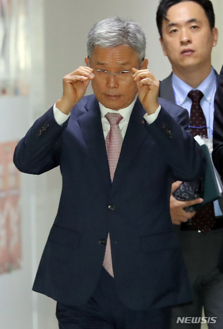 [세종=뉴시스] 강종민 기자 = 김동철 한국전력공사 사장이 8일 세종시 정부세종청사에서 경영위기 극복을 위한 자구책과 전기요금 조정방안 발표를 위해 브리핑실로 향하며 안경을 고쳐쓰고 있다. 김 사장은 브리핑에서 서민경제 부담을 고려해 주택용과 소상공인 요금은 동결하고 산업용 대용량을 오는 9일부터 10.6원/㎾h 인상한다고 밝혔다. 2023.11.08. ppkjm@newsis.com