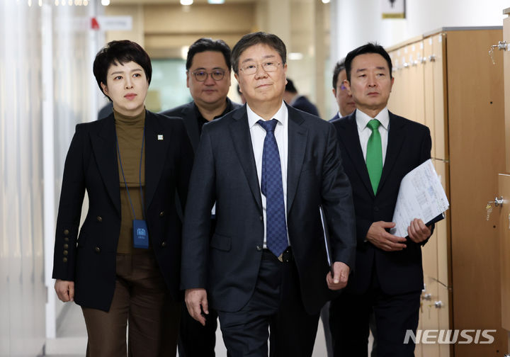 [서울=뉴시스] 조수정 기자 = 김대기 대통령 비서실장이 대법원장 후보자 발표를 위해 8일 서울 용산 대통령실 청사 오픈라운지로 들어서고 있다. 왼쪽부터 김은혜 홍보수석, 김용진 대외협력비서관, 김 비서실장, 이도운 대변인. 2023.11.08. chocrystal@newsis.com