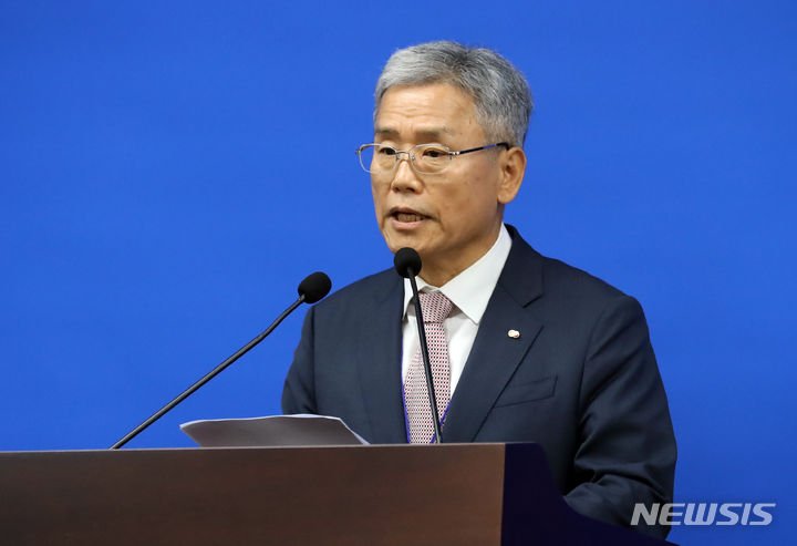 [세종=뉴시스] 강종민 기자 = 김동철 한국전력공사 사장이 8일 세종시 정부세종청사에서 경영위기 극복을 위한 자구책과 전기요금 조정방안을 발표하고 있다. 김 사장은 이 자리에서 서민경제 부담을 고려해 주택용과 소상공인 요금은 동결하고 산업용 대용량을 오는 9일부터 10.6원/㎾h 인상한다고 밝혔다. 2023.11.08. ppkjm@newsis.com