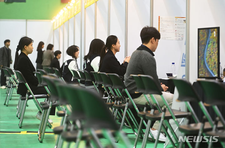 [용인=뉴시스] 김종택기자 = 지난해 11월8일 경기도 용인시 단국대학교 죽전캠퍼스에서 열린 하반기 일자리 박람회 '청년 잡페어(JOB FAIR)를 찾은 방문객들이 채용상담을 하고 있다. 2023.11.08. jtk@newsis.com